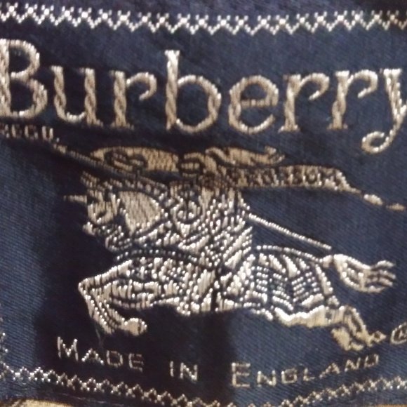 Burberry Raincoat Very Tailored with Hidden Button Sleek and Corporate Finish - Picture 2 of 6